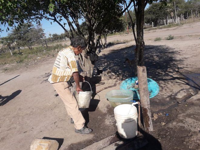 Poblador Yshir juntando agua para su familia.