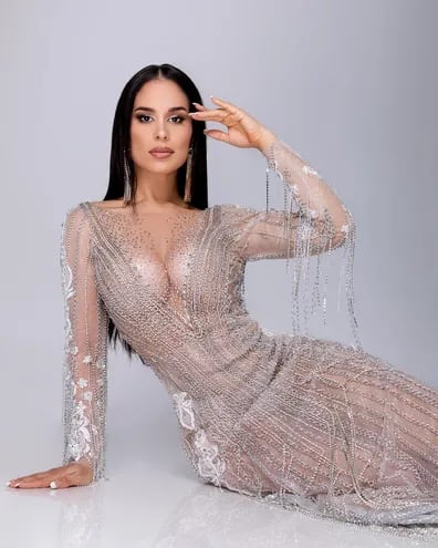Fabi Martínez se consagró Miss Eco Américas 2024. En la imagen la vemos posando para la fotógrafa Graciela Núñez, enfundada en un vestido creado por Hugo Negro Vázquez.