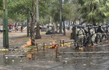 Manifestación y enfrentamiento de indígenas con la Policía frente al Congreso