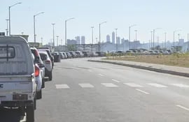 Una extensa fila de automóviles en la Costanera de Asunción desde la madrugada de hoy.