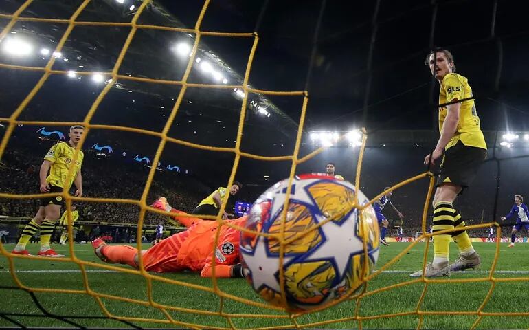 El balón de la Champions League en el fondo de la portería del Borussia Dortmund después del empate parcial 2-2 del Atlético Madrid por los cuartos de final en el estadio Signal Iduna Park, en Dortmund, Alemania.
