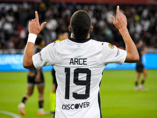 El paraguayo Alex Arce, jugador de Liga de Quito, celebra un gol en el partido ante Delfín por la Serie A de Ecuador en el estadio Rodrigo Paz Delgado, en Quito, Ecuador.