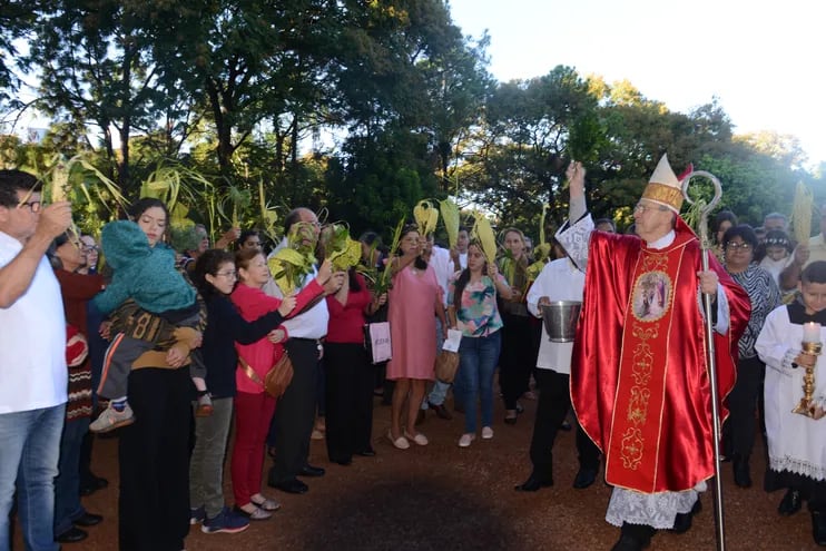 Antes de inicio de la misa, monseñor Guillermo Steckling bendijo las palmas de los fieles.