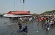Rescatistas sacan un cuerpo del agua luego del naufragio de un ferry en el río Shitalakhsya, en Bangladés, este lunes.
