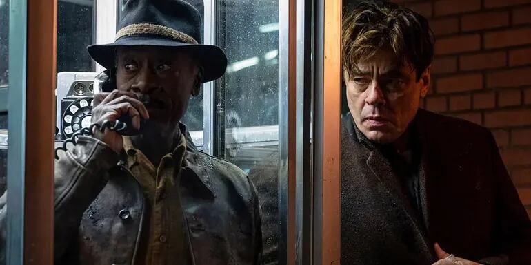 Don Cheadle y Benicio del Toro en "No Sudden Move".