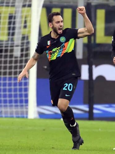 Hakan Calhanoglu marcó un gol para Inter ante Napoli.