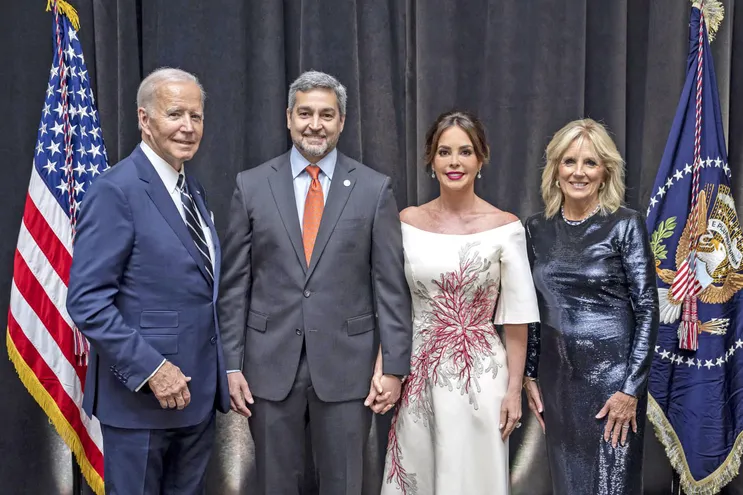 El presidente de los Estados Unidos, Joe Biden posa junto Mario Abdo Benítez, la primera dama Silvana Abdo y la esposa del mandatario norteamericano, Jill Biden durante a visita oficial par ala asamblea de la ONU en Nueva York.