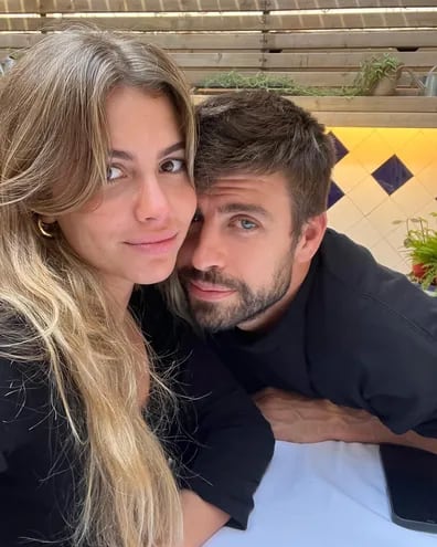 Clara Chía y Gerard Piqué, en una postal publicada por el exfutbolista español en su cuenta de Instagram.