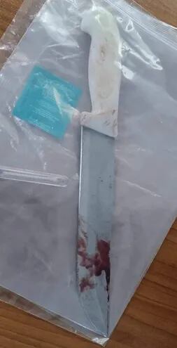 El cuchillo utilizado por la víctima y el preservativo que dejó el agresor.