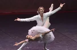 nikola-marova-y-michal-stipa-primeras-figuras-del-ballet-durante-el-pas-de-deux-de-la-bella-durmiente--191143000000-1120636.jpg