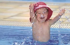 huggies-little-swimmers-asegura-la-diversion-de-los-pequenos-mientras-juegan-en-el-agua--213437000000-1427092.jpg