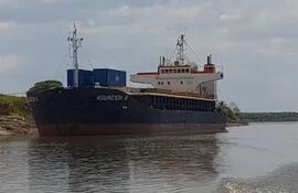 Un embarcación (Buque motor) se encuentra amarrado a orillas del río Paraguay, esperando que se realice el trabajo de dragado para seguir el viaje hacia el puerto de Asunción.