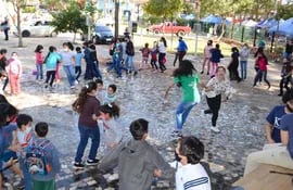 Niños juegan y cantan en la plaza Fulgencio Yegros. La ciudad busca recuperarse de la pandemia.