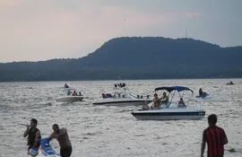 El lago, el mayor atractivo para deportes acuáticos o paseos.