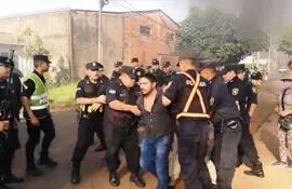 El dirigente Elvio Barúa fue capturado por los policías supuestamente por incitar a los ocupantes a resistirse.
