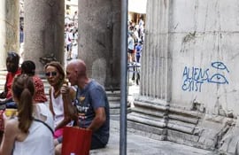 La inscripción 'Los extraterrestres existen' hecha con un spray azul apareció el 14 de julio en las paredes del Panteón, en Roma, Italia. La foto es del 16 de julio del 2022.