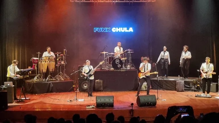 Funk'Chula durante su actuación, anoche, en el Teatro "Agustín Barrios" del Centro Paraguayo Japonés.