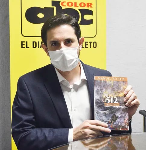 Juan Manuel Vegega exhibe la portada de su nueva novela.