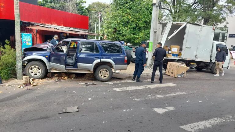 Aparatoso accidente de tránsito en el barrio Sajonia de Asunción.
