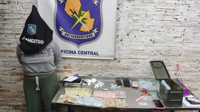 Cristel Elizabeth Fretes Benítez junto a las evidencias que fueron encontradas en su vivienda, en el barrio Republicano de Asunción.