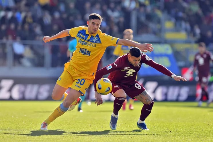 Ilario Monterisi de Frosinone (L) y Antonio Sanabria de Torino (R) en acción durante el partido de fútbol Serie A entre Frosinone Calcio y Torino FC en Frosinone, Italia, 10 de diciembre de 2023.