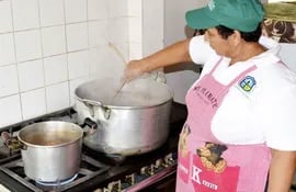 una-de-las-cocineras-en-plena-preparacion-del-almuerzo-escolar-en-el-internado-de-villa-choferes--192849000000-1487380.jpg