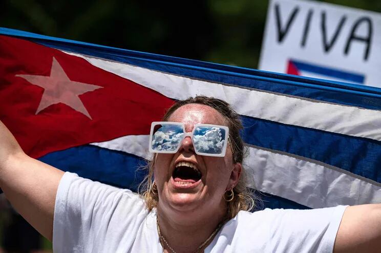 Una manifestante con una bandera cubana protesta frente a la Casa Blanca, en Washington (EE.UU.), el pasado lunes.