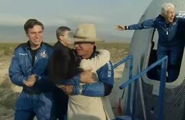 Jeff Bezos(C), Wally Funk (derecha) y Oliver Daemen (izquierda) luego del regreso de Blue Origin's a su regreso del espacio, en Van Horn, Texas.