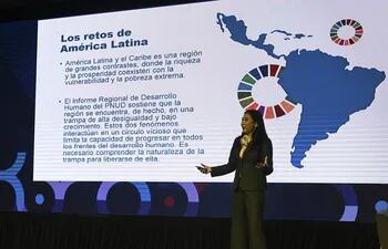 La representante del PNUD en Paraguay, Silvia Morimoto, durante su conferencia en el XIII Congreso Internacional de la ADEC, en el Sheraton, el pasado jueves.
