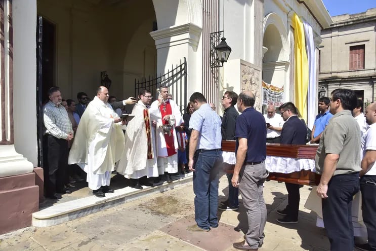 El féretro de monseñor Pastor Cuquejo se recibió en la Catedral Metropolitana de Asunción ayer al mediodía y será sepultado en la misma catedral.