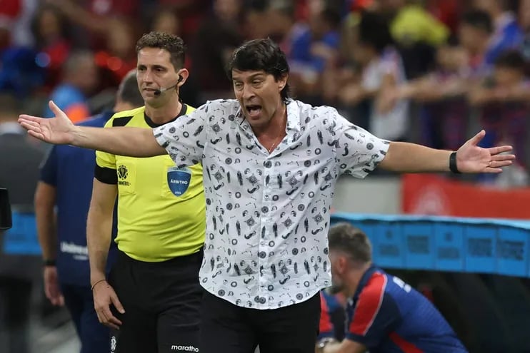 El entrenador de Libertad Daniel Garnero reacciona en un partido de los octavos de final de la Copa Sudamericana entre Fortaleza y Libertad en el estadio Castelão en Fortaleza (Brasil).