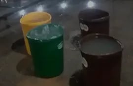 Cestos de basuras tratan de contener el agua que cae por las filtraciones en la Terminal. (Captura de video).