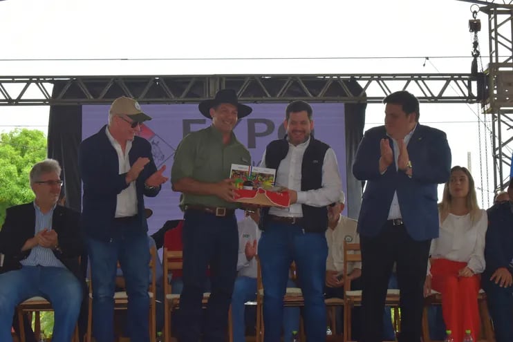 El ministro del MAG, Carlos Giménez entrega productos de agricultura al presidente de Diputados, Raúl Latorre junto al Gobernador de Guairá César Luis Sosa (ANR) y representantes de gremios agropecuarios.