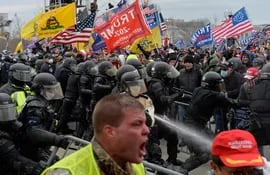 Partidarios del expresidente estadounidense Donald Trump y fuerzas de seguridad durante un enfrentamiento fuera del Capitolio de Washington, el 6 de enero de 2021.
