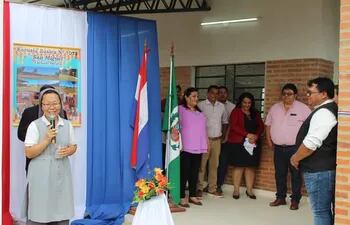 Autoridades políticas y educativas presentes durante el acto de inauguración de las mejoras en instituciones educativas de Carmelo Peralta.