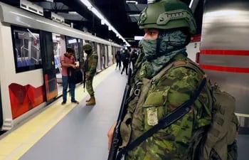 La foto de una supuesta toma de rehenes en el metro de Quito no es actual ni guarda relación con la ola de violencia que vive el país, como afirman mensajes en redes sociales, ya que corresponde con un simulacro que se hizo en el subterráneo de la capital ecuatoriana.