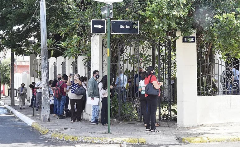 Largas filas en las oficinas de atención al público de Catastro en Fulgencio R. Moreno   e  Iturbe.