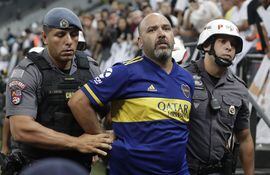 Integrantes de la Policía de Brasil detienen a un aficionado de Boca Juniors por actos racistas contra los hinchas del Corinthians.