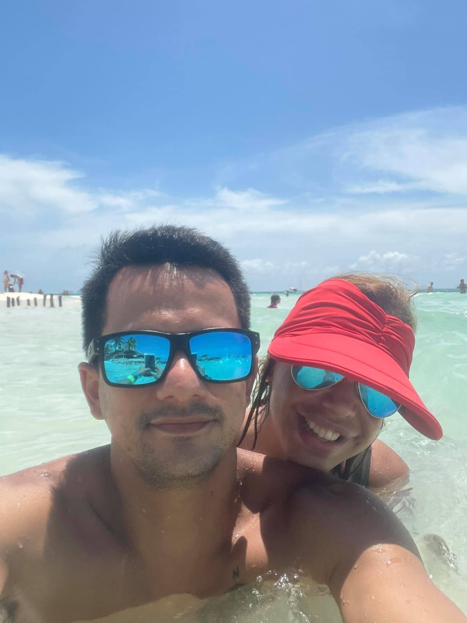 Ruth Osorio y Carlos Sandoval en una playa de Cancún, México