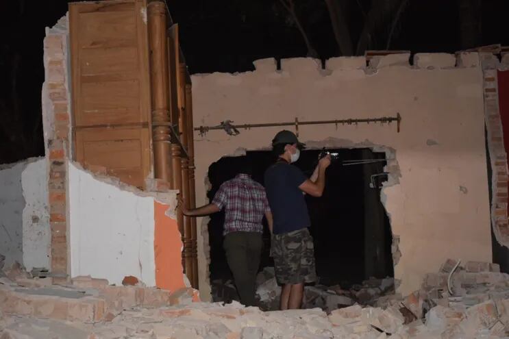 Un antiguo ropero de madera Trébol, fue también destruido.
