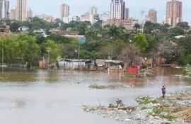 las-aguas-desbordadas-del-rio-paraguay-siguen-manteniendo-inundadas-varias-casas-de-la-ribera-de-los-banados-sur-y-norte-de-asuncion-su-nivel-regis-185809000000-1348752.jpg