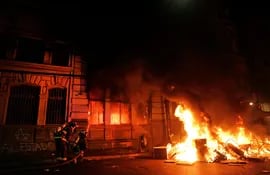 Manifestantes incendiaron el edificio de diario más antiguo en  circulación en Chile.