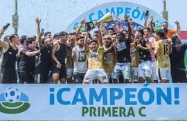 El capitán del 12 de Octubre de Santo Domingo, Fabián Lugo, eleva el trofeo de campeón de la Primera División C 2023. (Foto: APF)