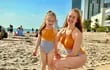 Flopy Conde con su pequeña hija Dakota, de tres añitos, disfrutando de la playa en Hallandale.