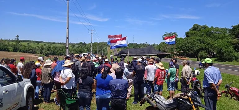 Manifestación de familias campesinas acompañados de docentes y alumnos de la compañía Gabino Rojas.