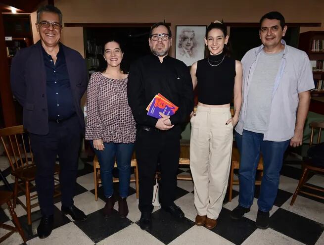 Gerardo Arenas, de amplia trayectoria en la práctica psicoanalítica, Paz Ortiz, José Caballero, Carolina Roa y Luis Ayala.