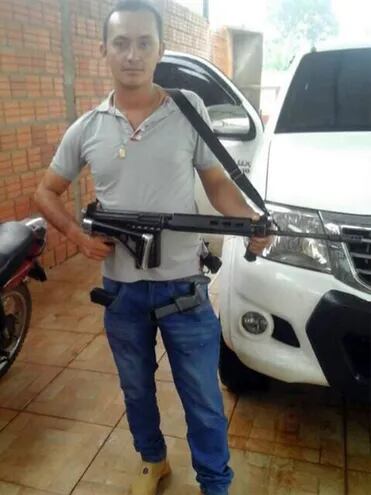 Anselmo Montiel Méndez, uno de los siete narcosicarios abatidos en Yby Pytã, posa con un fusil, dos pistolas y un revólver.