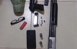 Las armas, cartuchos, celulares y otros objetos incautados.