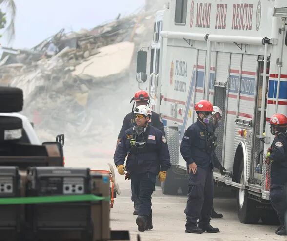 Rescatistas durante las tareas de búsqueda de sobrevivientes entre los escombros del edificio Champlain Towers South, en Surfside, este viernes.
