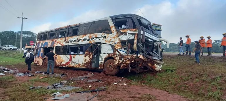 Así quedó el bus que volcó en el kilómetro 138 de la ruta PY02, cerca de Coronel Oviedo, en Caaguazú. En el accidente fallecieron dos mujeres. El micro iba de Asunción a Ciudad del Este.